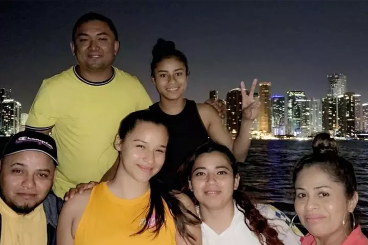 2 hrs Miami Private Boat Tour with Cooler, Ice, Bluetooth Stereo