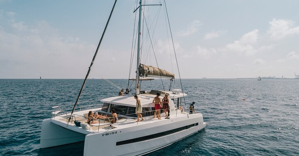 Catamarán para experiencia privada en Barcelona