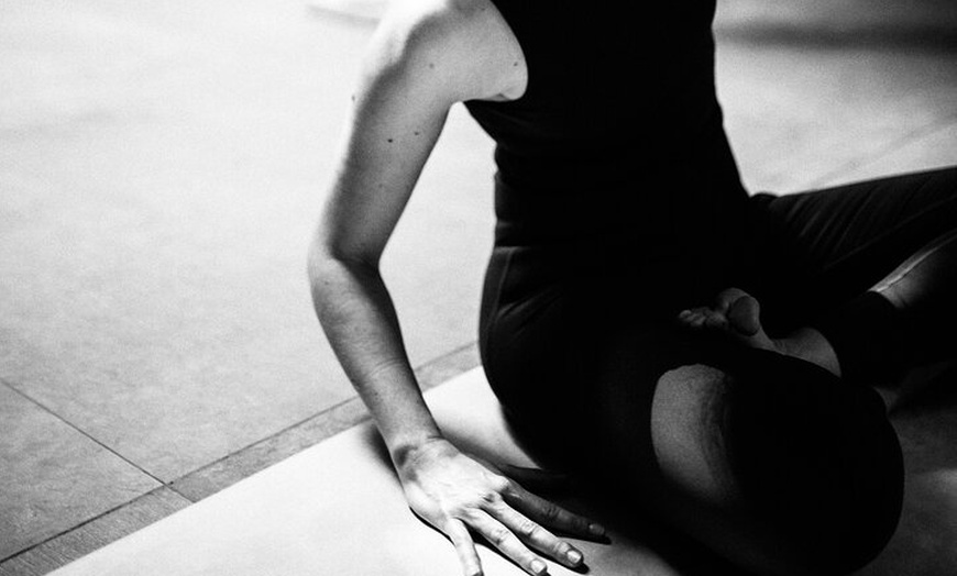 Image 6: Sesión de Yoga de 1 Hora en el Centro de Sevilla