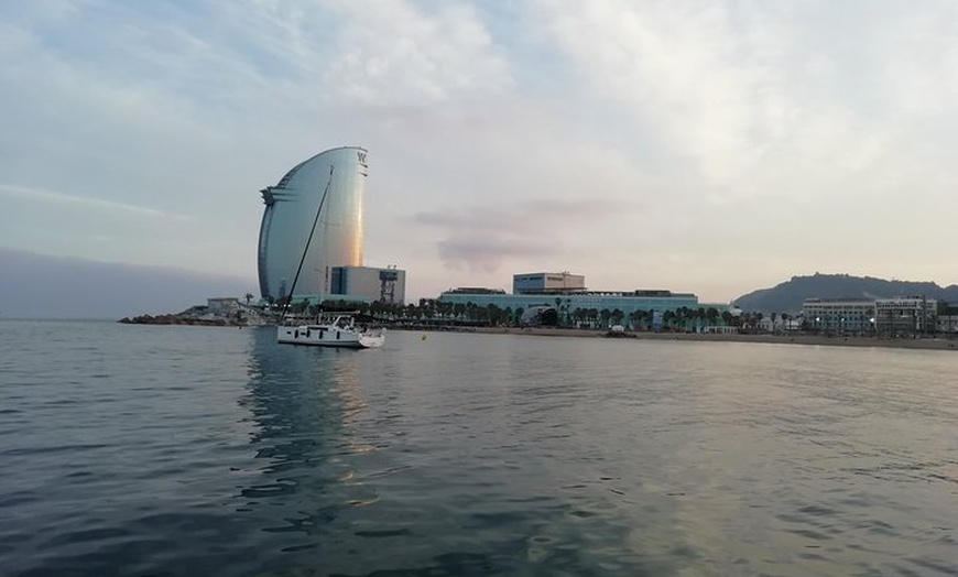 Image 9: Experiencia de navegación a vela al atardecer en velero compartido ...