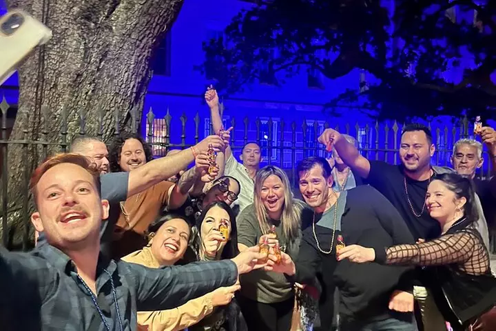 Ghost Tour and Haunted Pub Crawl Party with Free Shot