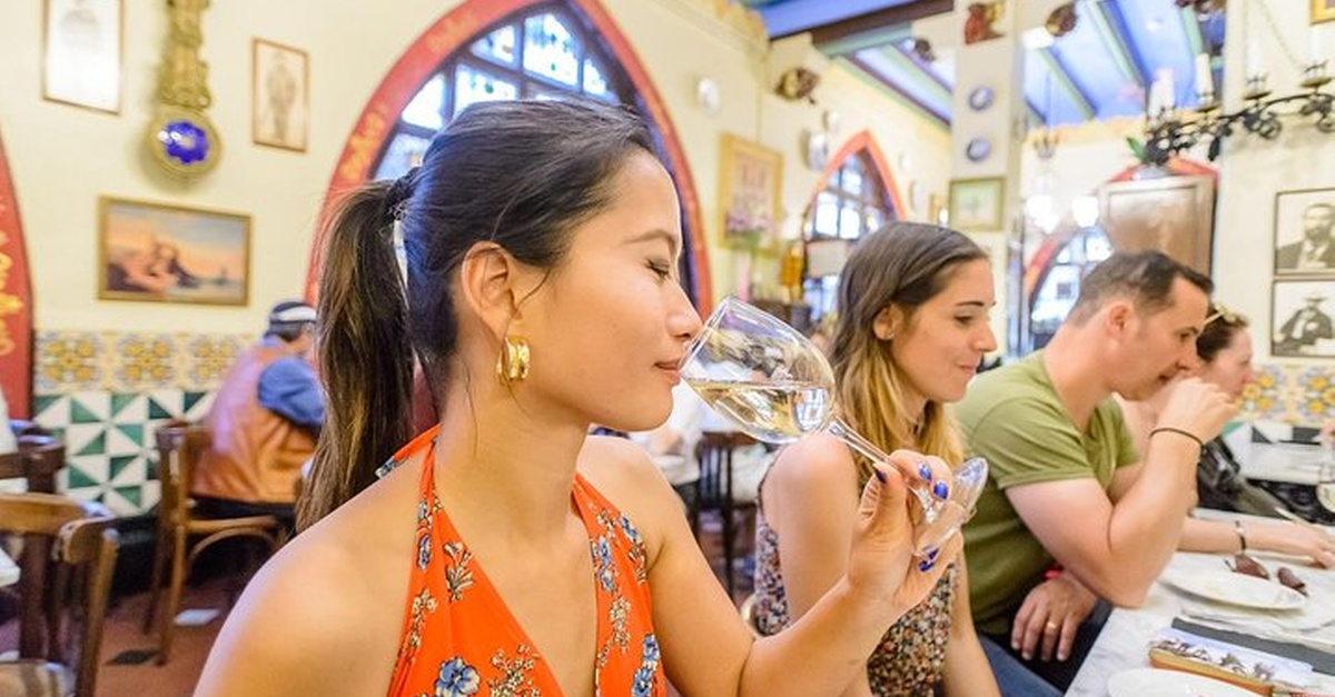 Excursión en bicicleta eléctrica por Barcelona con cata de vinos y tapas