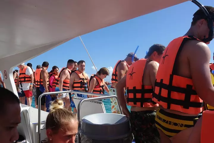 Top Sailing to Isla Mujeres with lunch and open bar from Cancun