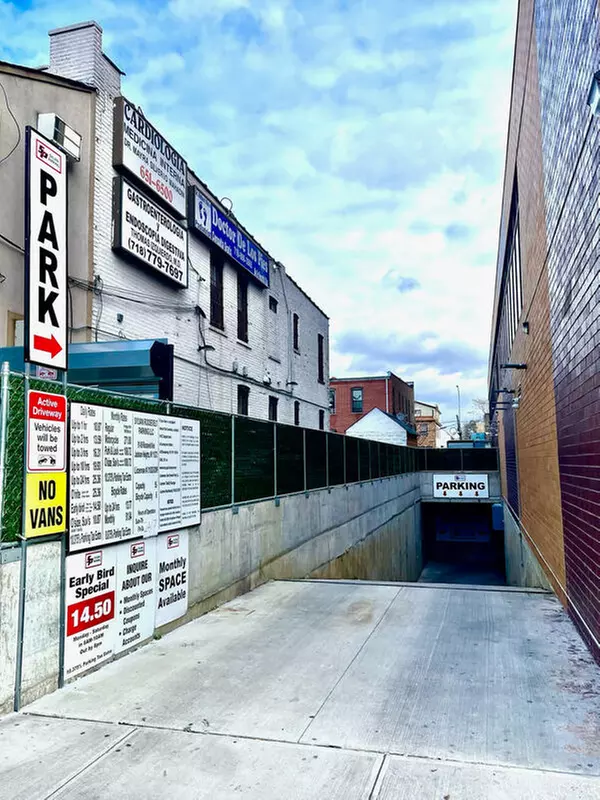 Parking at Sylvan Roosevelt Parking Garage - Primary Image