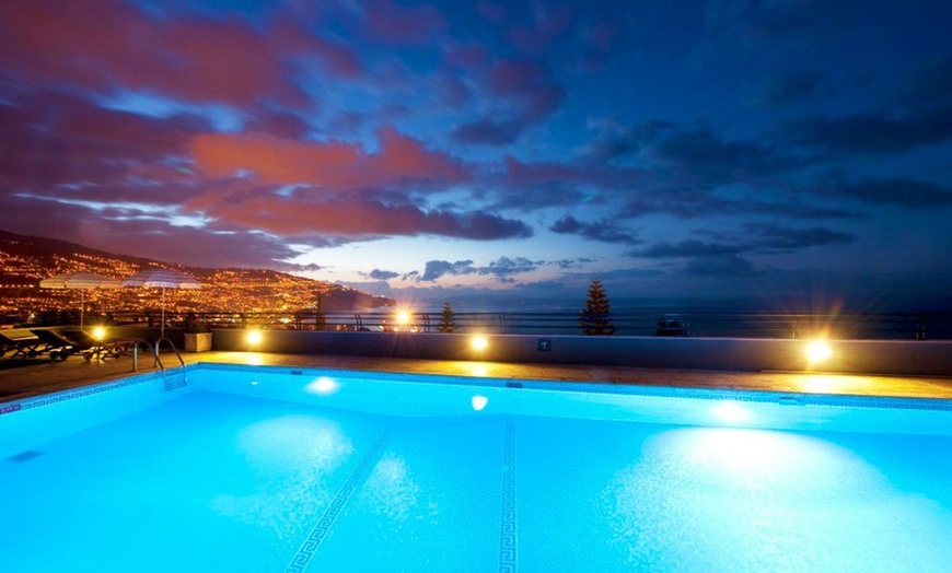 Image 11: ✈ MADEIRA | Funchal - Madeira Panorâmico Hotel 4* - Outdoor swimmin...