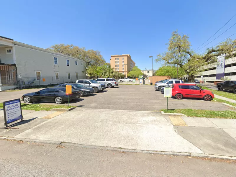 Parking at 3601 Prytania St. Lot