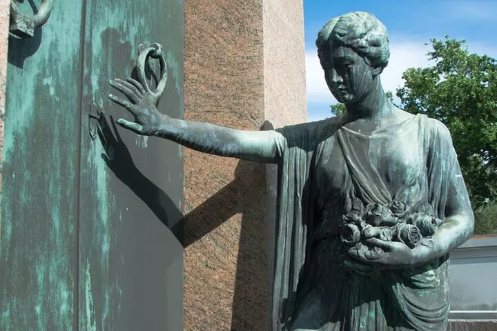 New Orleans Metairie Cemetery Tour: Millionaires and Mausoleums