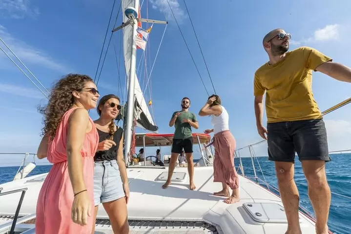 Crucero en catamarán por Barcelona con tapa y bebida incluidas