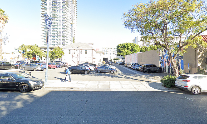 Image 4: Parking at 849 10th Ave. Lot