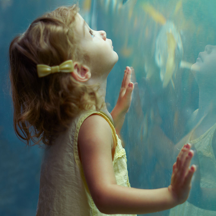little girl at the Shedd Aquarium 