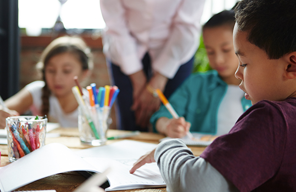 group of kids drawing with markers 1 jpg