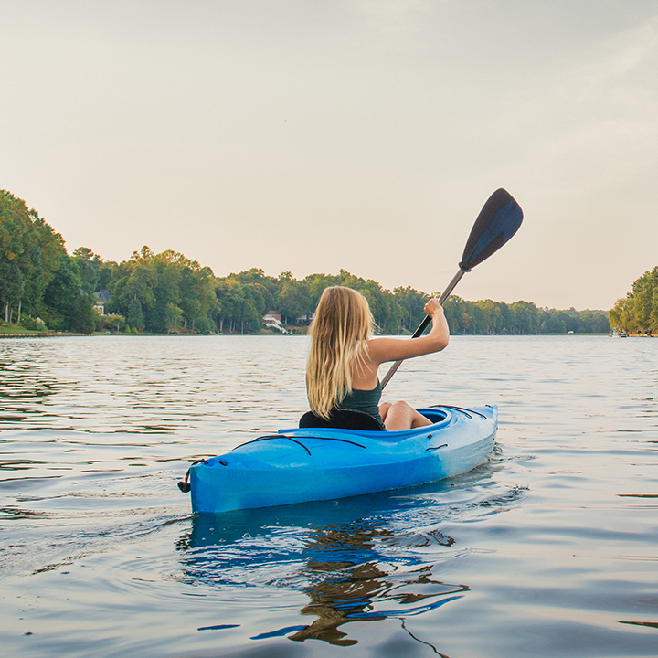 couple kayaking