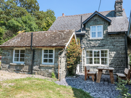 cheap dog friendly cottage for groups wales