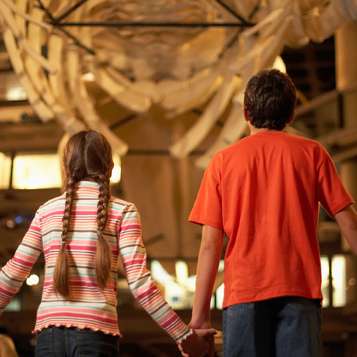 Kids looking at dinosaur bones at the Field Museum