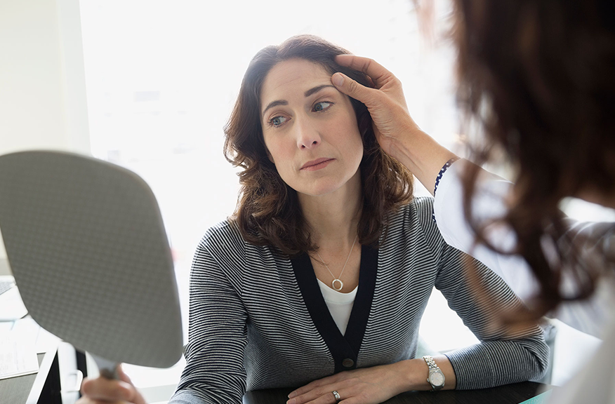 Woman_looking_at_her_wrinkles_in_a_mirror