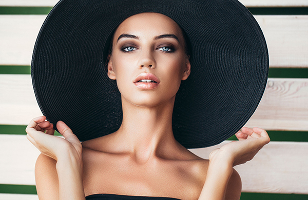 contoured-woman-in-black-sun-hat