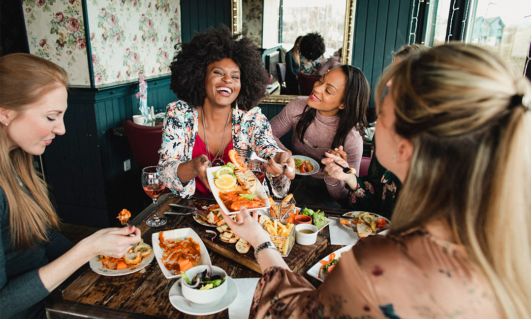 Friends-eating-together