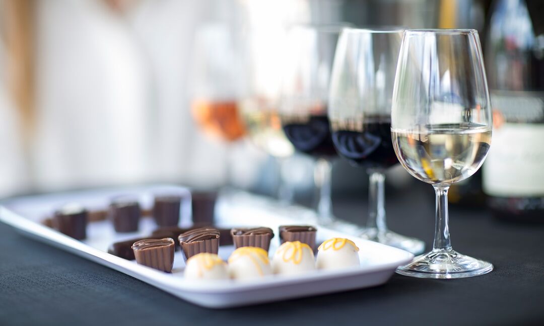 The Best Wine And Chocolate Pairings   668771891 Jpg Crop Jpeg 1080x648