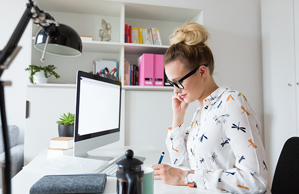 7 Office Desk Decoration Ideas To Improve Your Workday