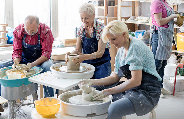 https://img.grouponcdn.com/seocms/4XeuRGHizEVAW9AvqSCa5vwgF9A7/other-students-in-pottery-class_jpg-600x390