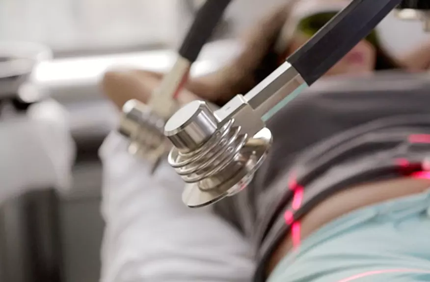 woman getting nonsurgical laser lipo