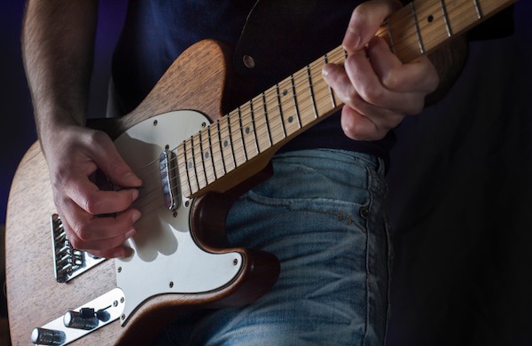 Uomo con la chitarra
