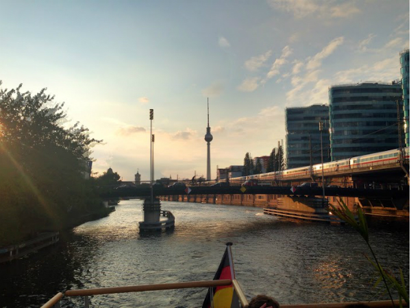 Berlin vom Hauptstadtfloß betrachtet