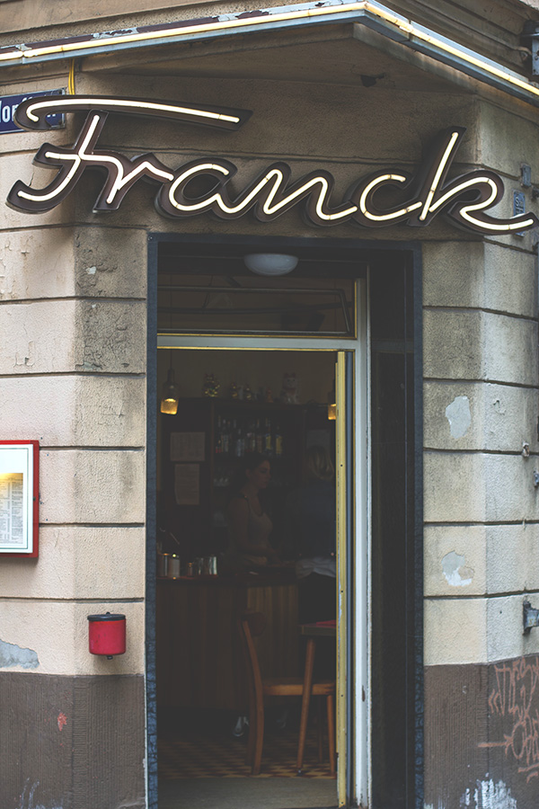 Leuchtreklame und Eingangstür zum Frühstück ins Café Franck in Köln