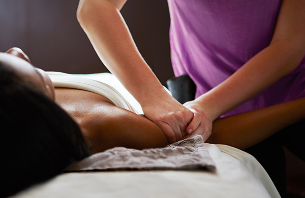 Masajistas manos haciendo reflexología masaje de pies a un cliente en el  centro de spa masaje relajante spa corporal