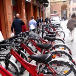 Su e giù per Bologna in bicicletta tra piste ciclabili e servizi di noleggio ad hoc