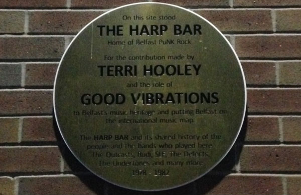 The blue plaque displayed at the original site of the Harp Bar on Hill Street, Belfast