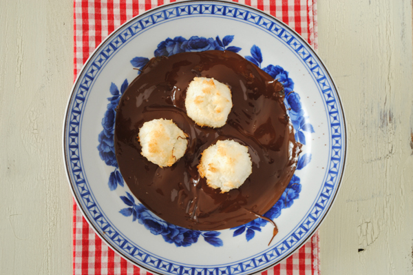 amaretti tuffati nel cioccolato