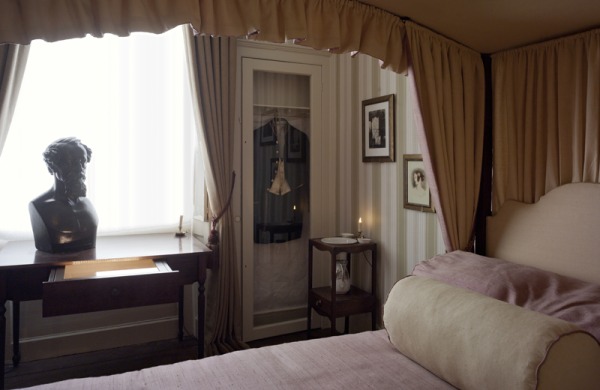 Bedroom in Charles Dickens House