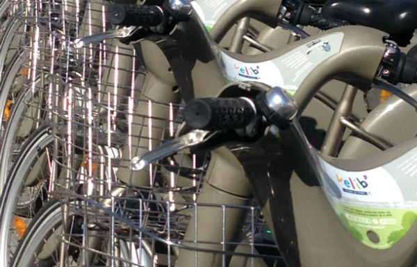 A
Paris à vélo on dépasse les voitures