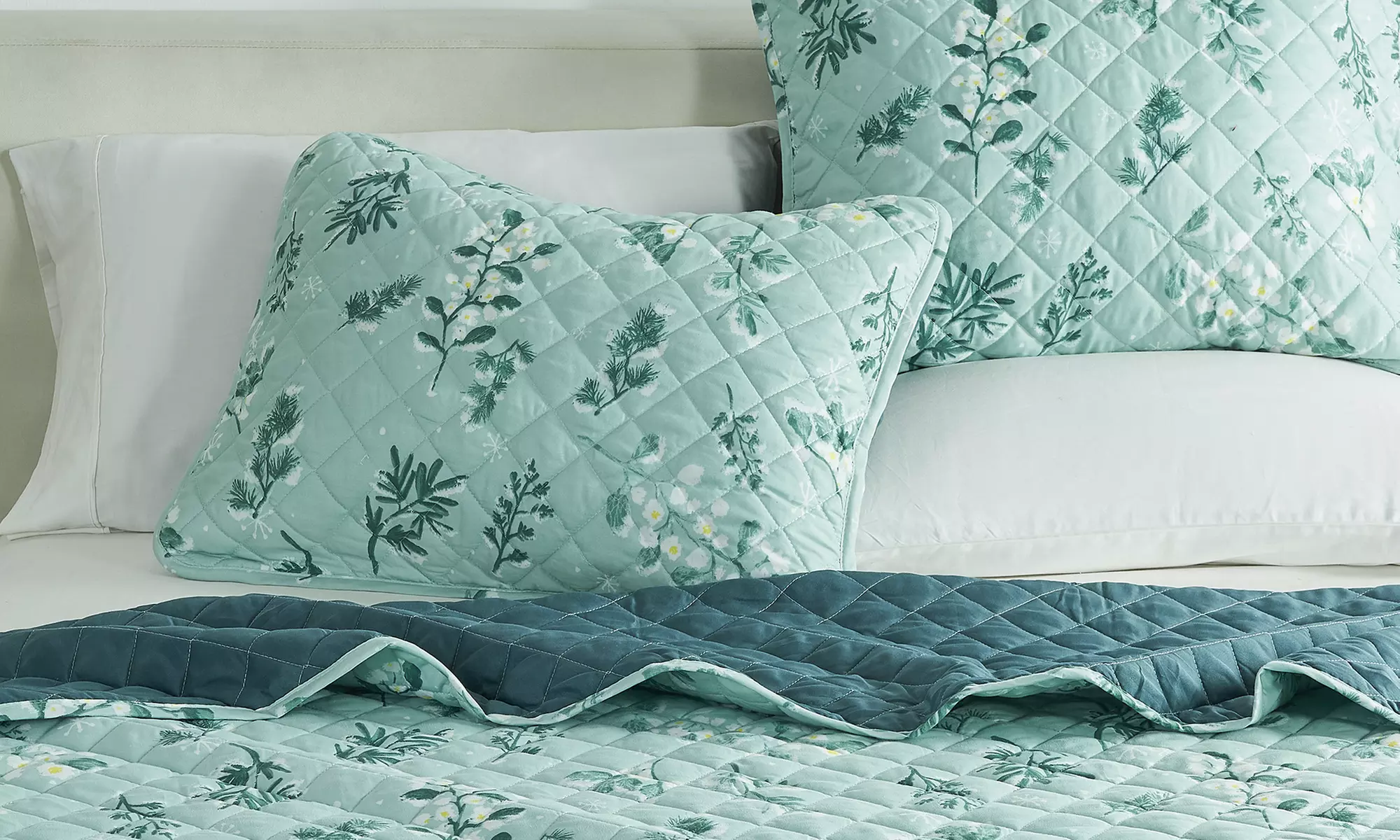 Winter-Themed Printed Quilt Set