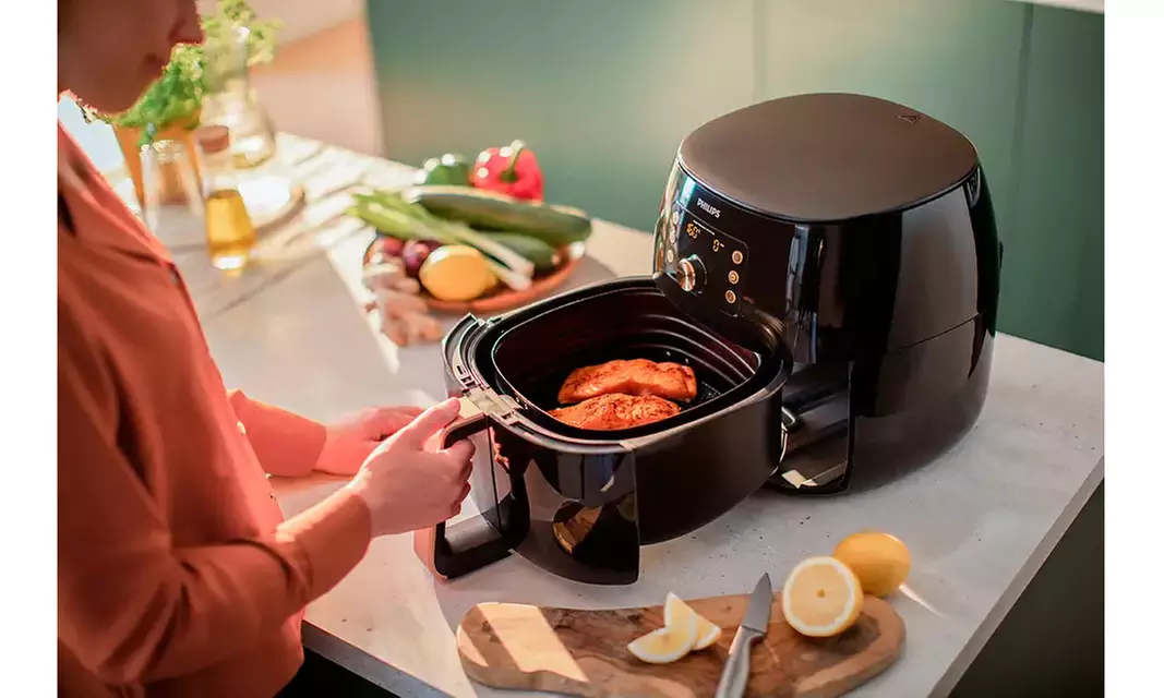 Premium HD9867/16 Digital Smart Sensing XXL Air Fryer - Second Medium