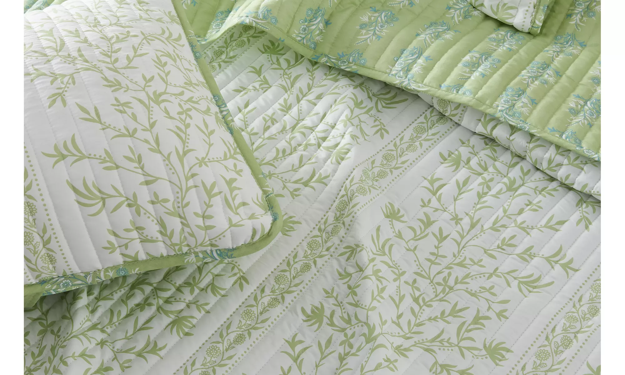 Boho Floral Microfiber Reversible Quilt Set with Shams
