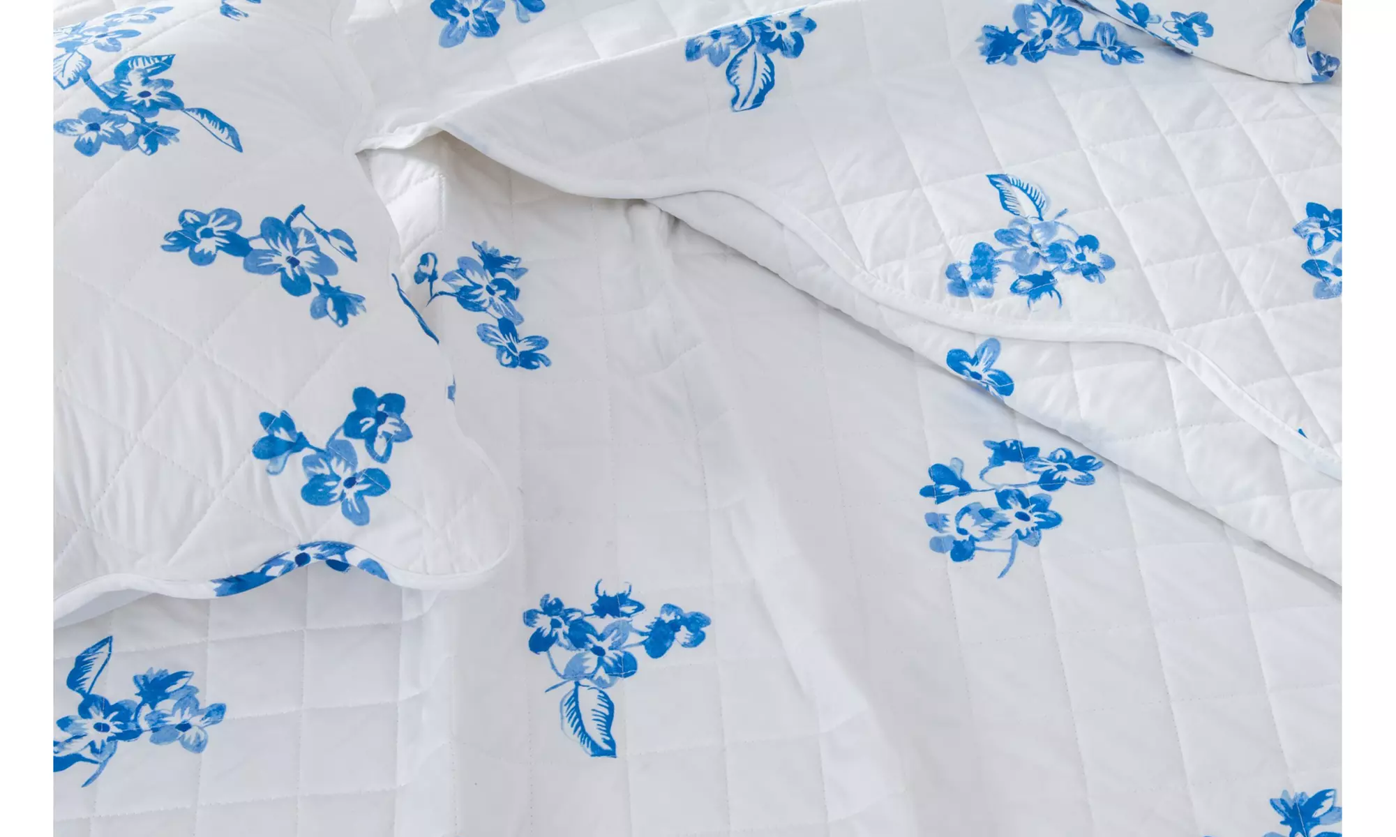 Intricate French Floral Design Microfiber Reversible Quilt Set With Shams
