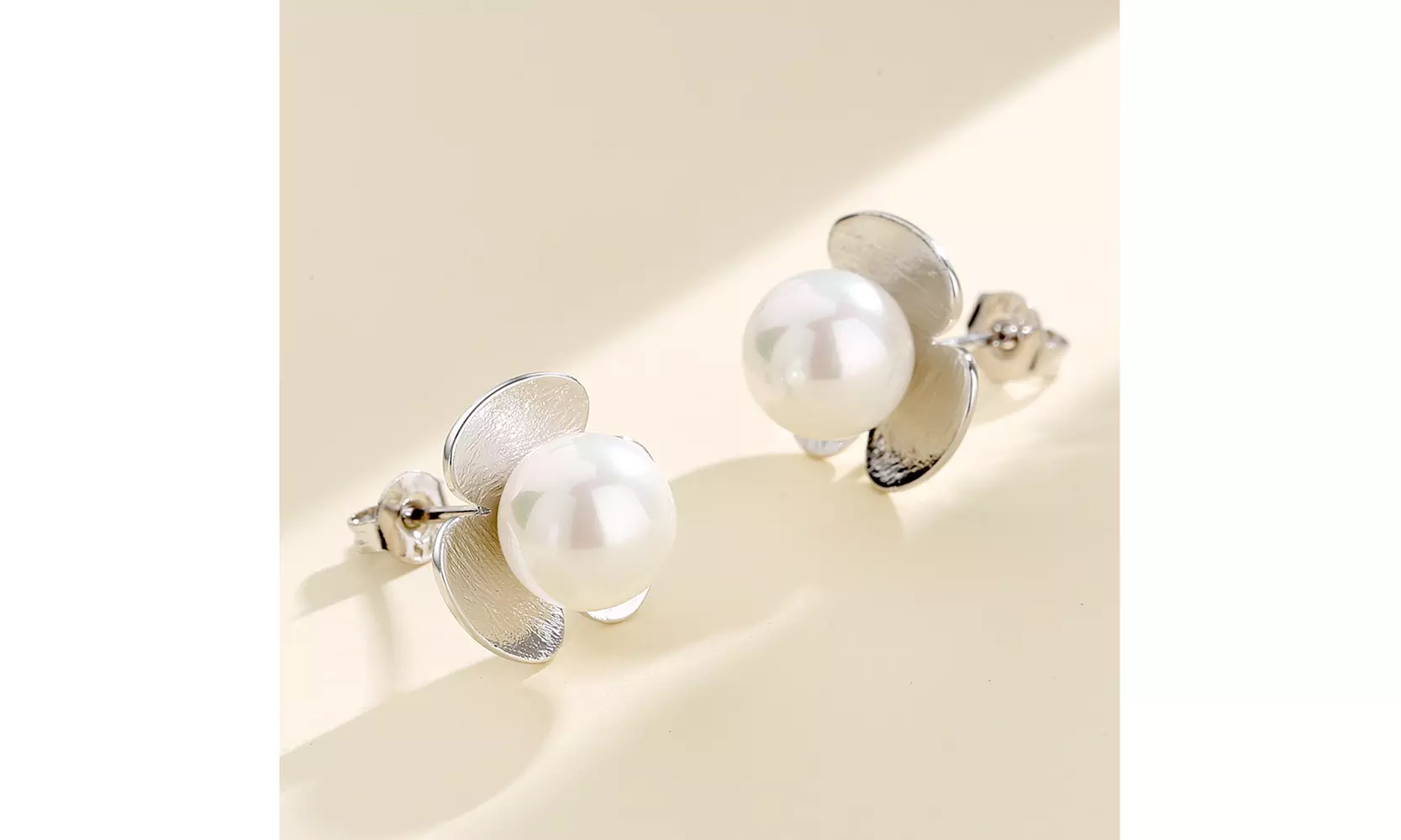 Hammered Artisan Silver Clover and Cultured Pearl Earring - Primary Image