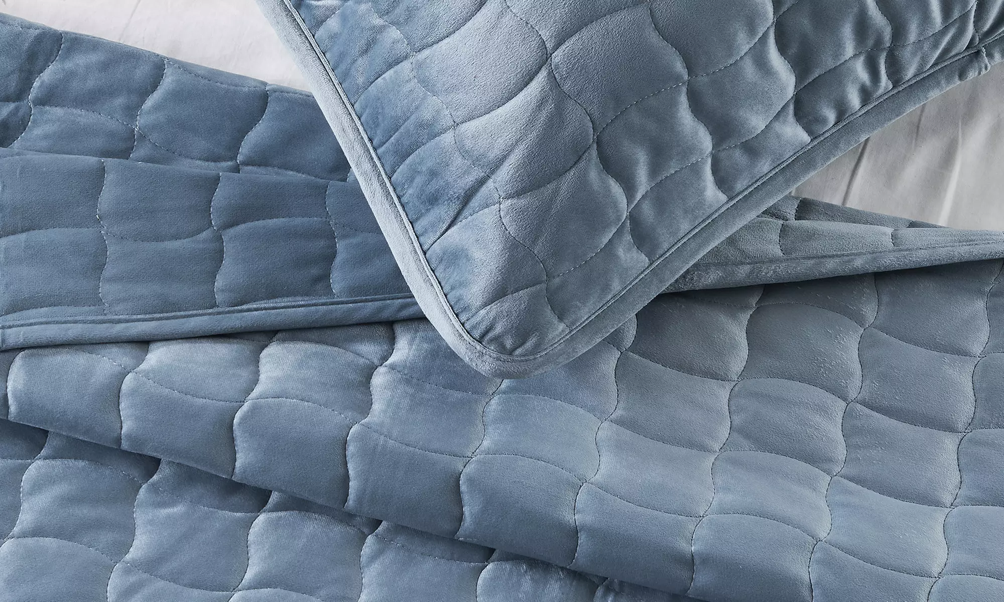 FreshFolds Luxury Velvet Stitched Quilt Set