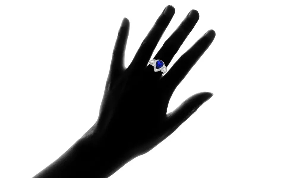 Pear Cut Sapphie Ring in 18K White Gold