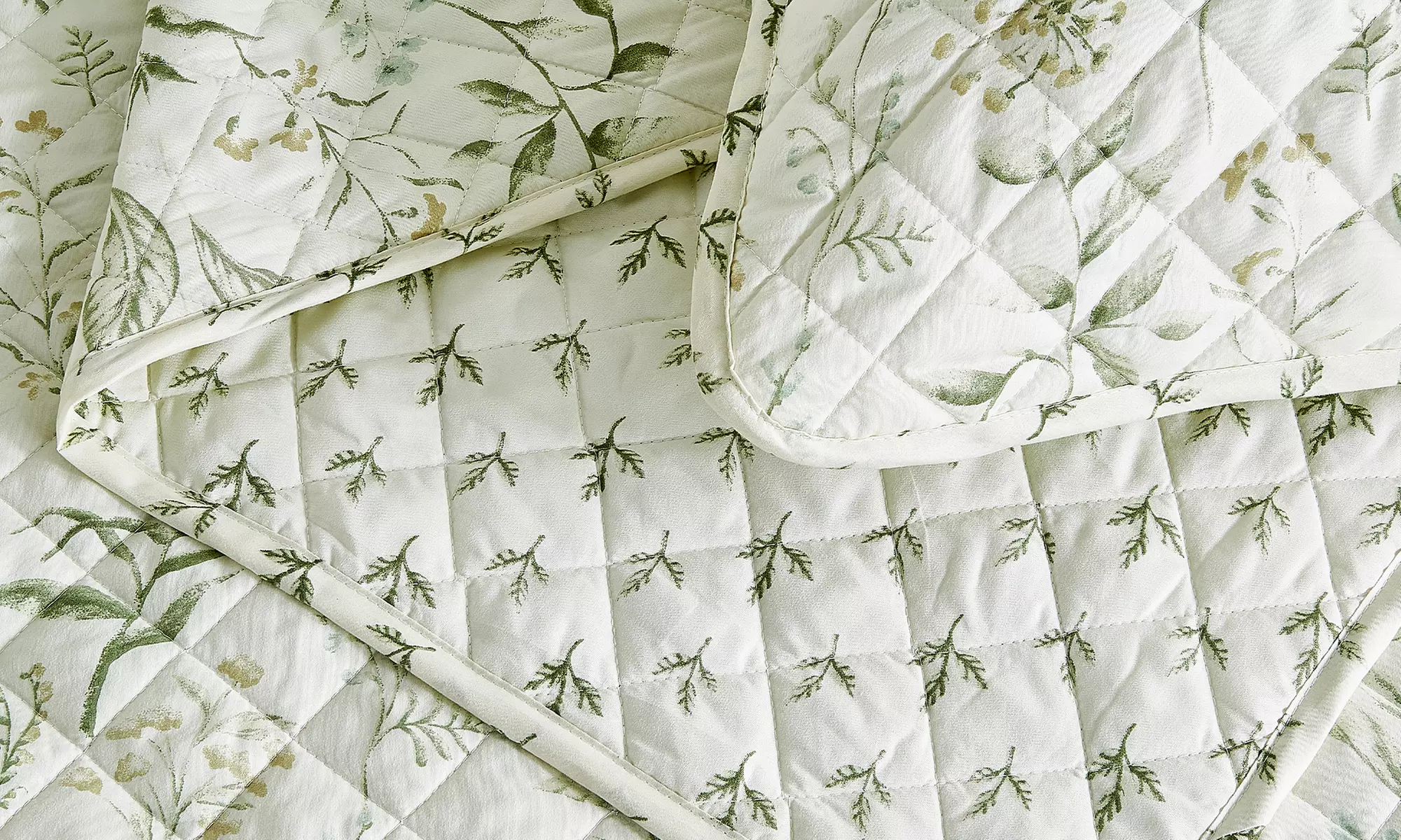 Winter-Themed Printed Quilt Set
