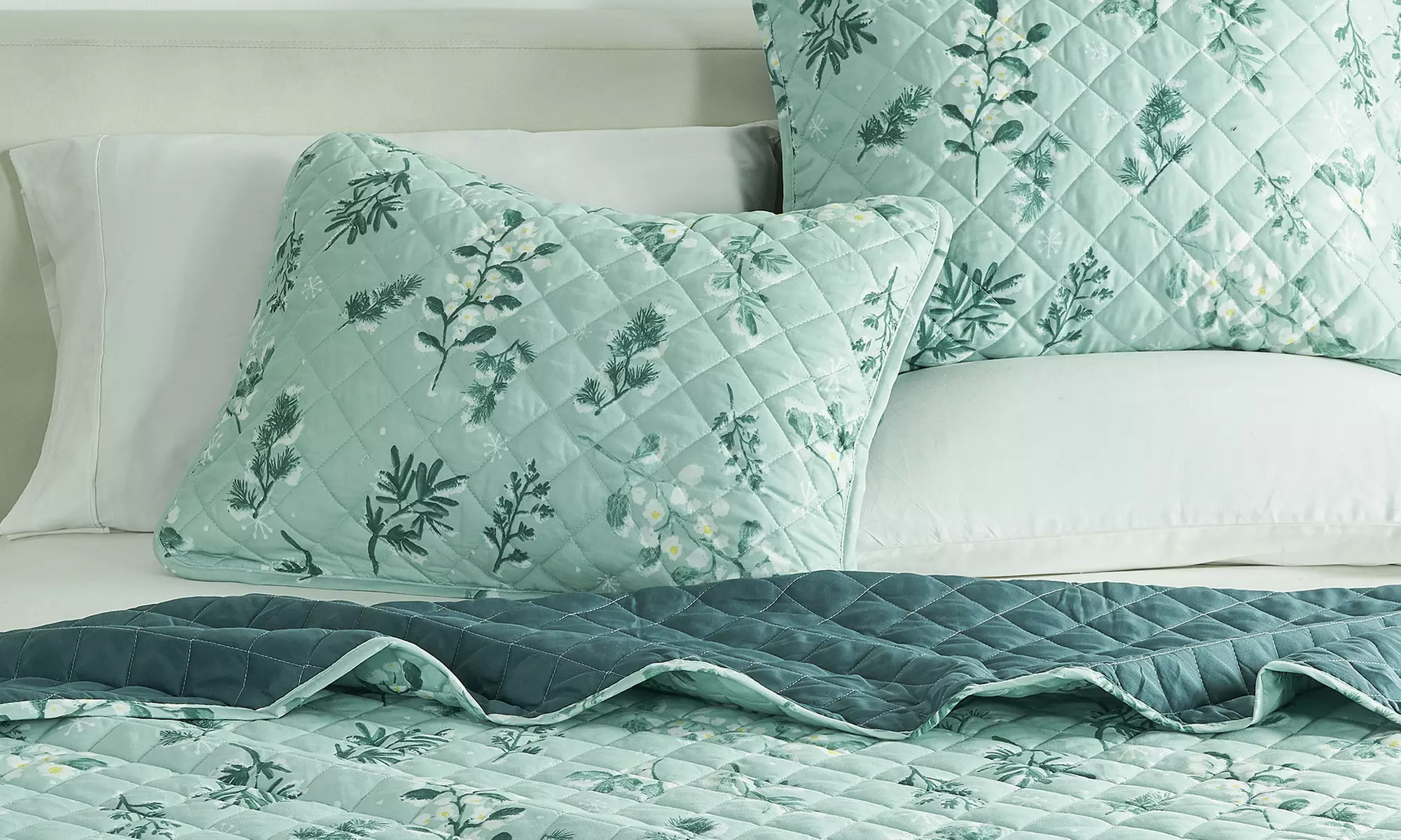 Winter-Themed Printed Quilt Set