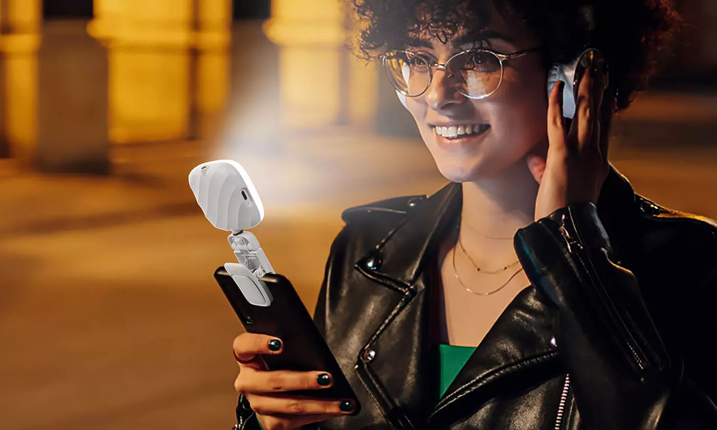 Clip-on Phone Selfie Light with 3 Lights and Infinite Adjustment Modes