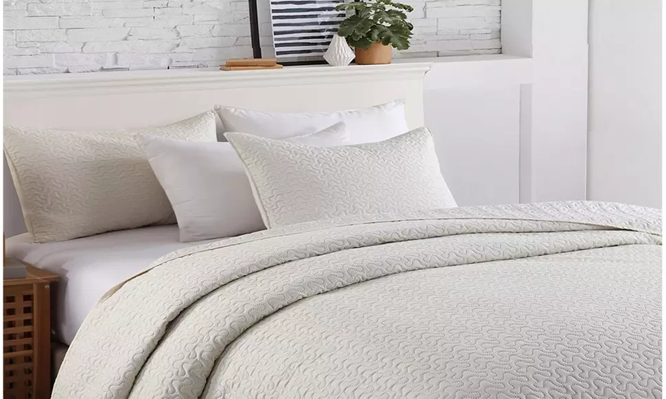 Three-Set J&V TEXTILES Simple Dream Quilt Collection - Bright Edition