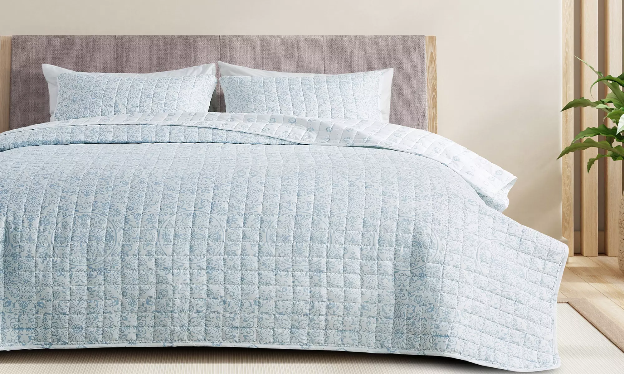 Winter-Themed Printed Quilt Set
