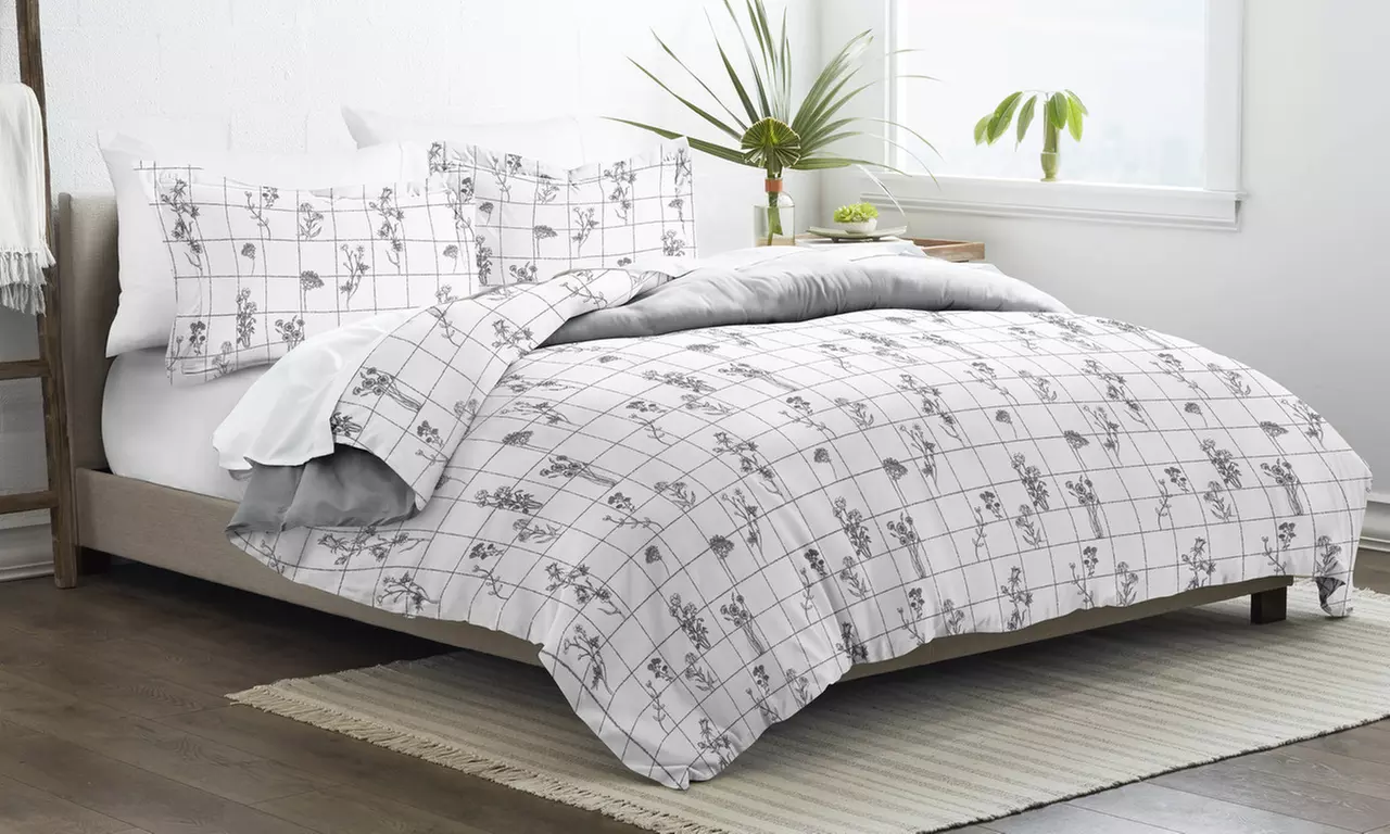 Home Collection Flower Field Pattern 3 Piece Reversible Duvet Cover Set - Primary Image