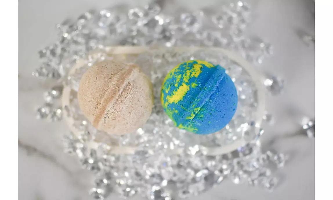 LARGE 5oz Luxury Bath Bombs in Amazing Scents - Multiple Options Available - Primary Image