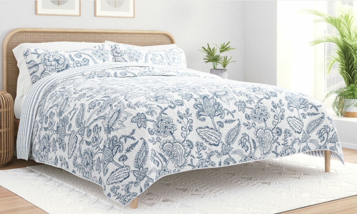  All Season 3 Piece Reversible Quilt Set with Shams