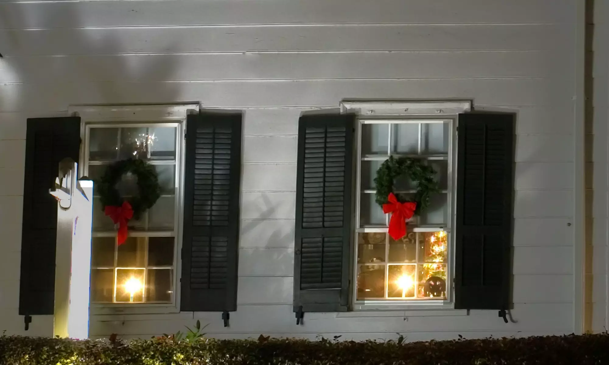 Solar-Powered LED Flameless Window Candles (2-, 4-, or 6-Pack)